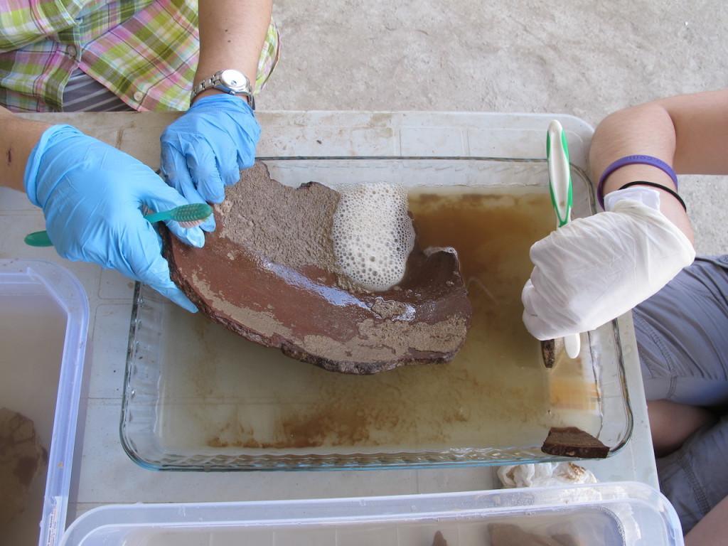 Acid cleaning of a ceramic sherd